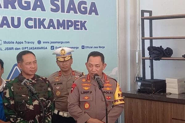 Menhub RI Budi Karya Sumadi, Kapolri Jenderal Listyo Sigit Prabowo, dan Panglima TNI Jenderal Agus Subiyanto, saat konferensi pers di Kantor Jasa Marga KM 70 Tol Jakarta-Cikampek, Senin (8/4/2024) Foto: Ist