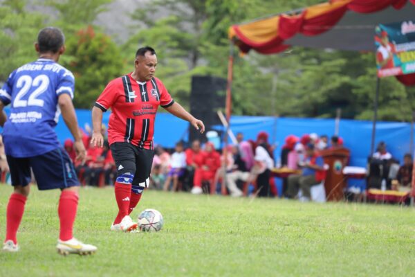 Laga Ekshibisi Red Brothers VS Desa Beringin Kencana Meriahkan Open Turnamen Bringin Kencana Cup