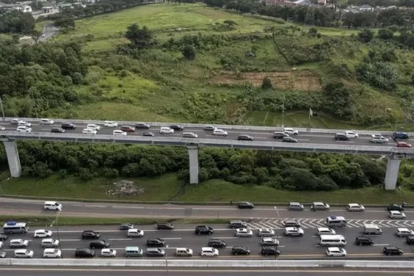 Lalu Lintas di Tol JORR Arah Tol Layang MBZ Macet Senin Pagi