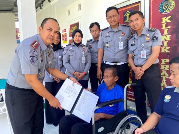 2 Orang Warga Binaan Lapas Narkotika Kelas IIA Bandar Lampung Mendapatkan Remisi Sakit Berkepanjangan