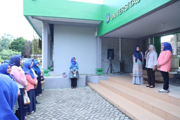 Rektor Lepas Rombongan DWP Bakti Sosial di Rajabasa