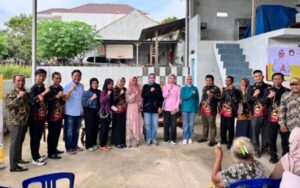 Dalam Rangka Siger Berbagi, Selain Silaturahmi, Riana Sari Arinal juga Kunjungi Keponakannya, Kades Way Huwi