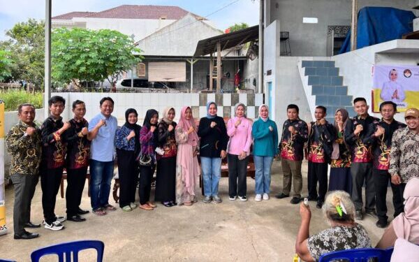 Dalam Rangka Siger Berbagi, Selain Silaturahmi, Riana Sari Arinal juga Kunjungi Keponakannya, Kades Way Huwi