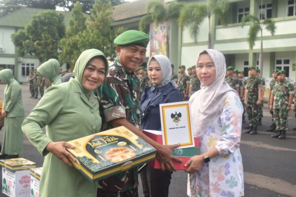 Serahkan Bingkisan, Brigjen TNI Iwan Ma'ruf Zainudin Ajak Seluruh Warga Korem 043/Gatam untuk Senantiasa Berhemat