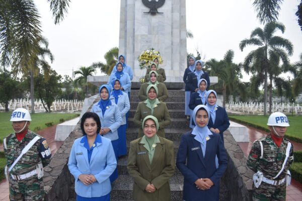 Peringati HUT Persit Kartika Chandra Kirana Ke-78 dan Dharma Pertiwi Ke-60, Ketua Persit Kartika Chandra Kirana Koorcab Rem 043 PD II/Swj Pimpin Ziarah Ke Makam Pahlawan