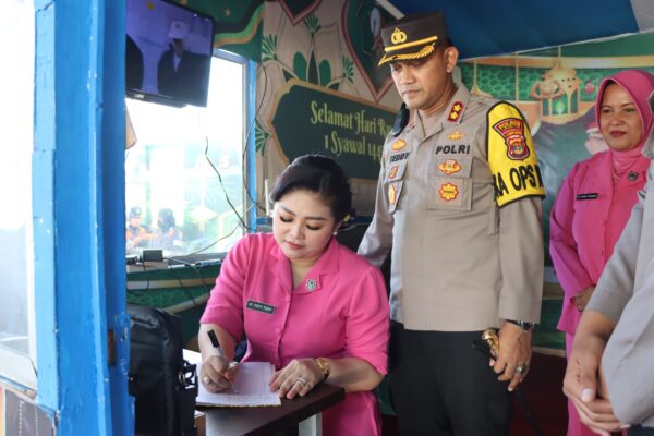 Peduli Petugas Pospam dan Posyan, Kapolres Lampung Utara bersama Ketua Bhayangkari Berikan Tali Asih