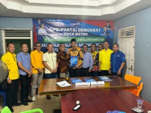 Tondi saat mengambil Formulir pendaftaran di Partai Demokrat
