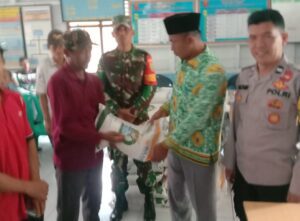 Peratin Heni Arong Bagikan Beras CPP Kepada 80 KPM