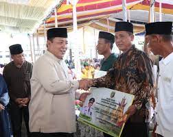 Gubernur Hadiri Pengajian Akbar Bersama Masyarakat Pesisir Barat dan Berikan Sejumlah Bantuan