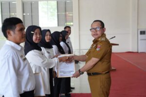 Pj. Bupati Mesuji Sulpakar Serahkan SK PPPK Kabupaten Mesuji Formasi Tahun 2023