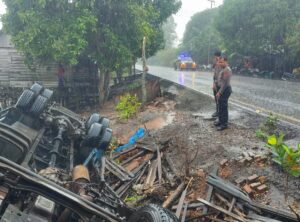 Akibat Mengantuk, Mobil Tronton Hino Seruduk Rumah Warga di Mesuji