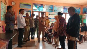 Peratin Pekon Sukaraja Salurkan BLT-DD Kepada 25 KPM Tahap I Tahun 2024