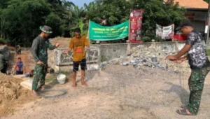 Jelang Penutupan TMMD Ke-120, Satgas Kodim 0421/LS Bersama Warga Kebut Pemasangan Bronjong Sepanjang 500 Meter