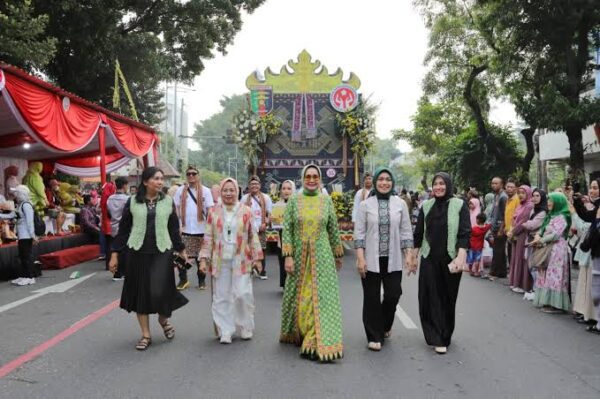 Ketua Dekranasda Lampung Hadiri Kirab Budaya, dan Parade Mobil Hias