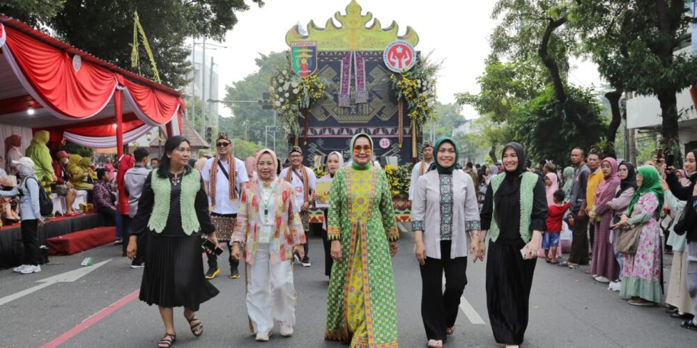 Ketua Dekranasda Lampung Hadiri Kirab Budaya, dan Parade Mobil Hias