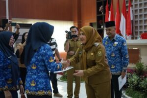 Walikota Bandar Lampung Hadiri dan Serahkan SK PNS yang Memasuki Masa Pensiun