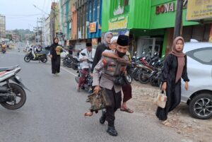 Aksi Polisi di Bandar Lampung Gendong Warga Disabilitas yang akan Solat Ied