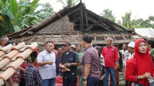 Bupati Lampung Selatan Bantu Korban Rumah Terbakar di Kecamatan Sidomulyo