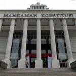 Buruk Rupa Legislasi: Revisi Undang-Undang MK