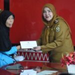 Walikota Eva Dwiana Serahkan Bantuan Korban Bencana dan Kesehatan