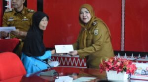Walikota Eva Dwiana Serahkan Bantuan Korban Bencana dan Kesehatan