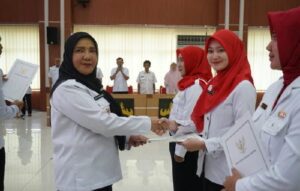 Eva Dwiana Serahkan SK PPPK Formasi Kesehatan