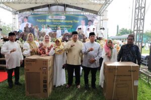 Gubernur dan Riana Hadiri Pengajian Akbar di Lapangan Merdeka Lampung Timur