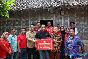 Nanang Ermanto Serahkan Bantuan 7 Unit Bedah Rumah di Kalianda