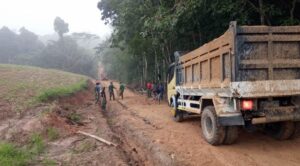 Warga Antusias Bantu Satgas TMMD ke-120 Kodim 0421/LS Ratakan Pasir Jalan Underlagh