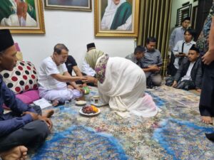 Nur Saadah Takziah di Abah Luthfi Yahya (Watimpres) di Pekalongan