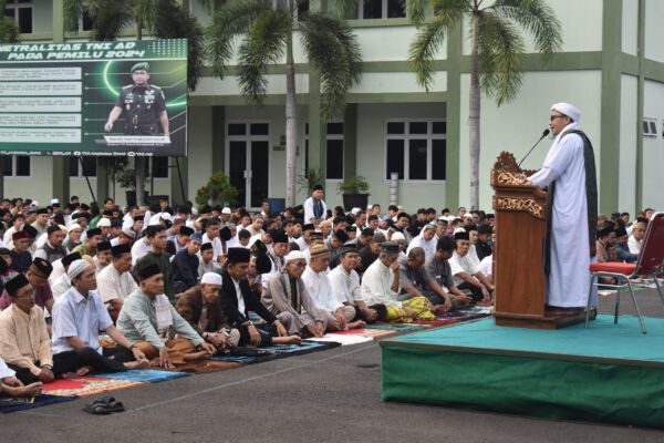 Danrem 043/Gatam, Laksanakan Sholat Idul Adha 1445 H/2024 M Bersama Masyarakat Bandar Lampung
