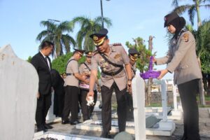 Polresta Bandar Lampung Ziarah Ke Makam Pahlawan Peringati Hari Bhayangkara Ke-78