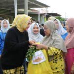 Riana Sari Arinal Beri Bantuan Sembako dari Program Siger kepada Karyawan Toko, Pedagang dan Pemulung