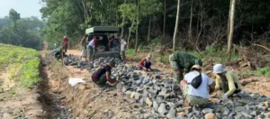 Satgas TMMD Kodim 0421/LS Hampir Rampungkan Jalan Onderlagh Sepanjang 500 Meter di Desa Budi Lestari
