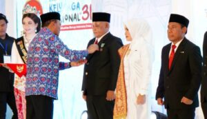Mantap! Satu-satunya Wakil dari Pulau Sumatera, Nanang Ermanto dan Winarni Terima Tanda Kehormatan Satyalancana Wira Karya