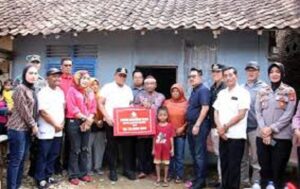 Nanang Ermanto Salurkan Bantuan 6 Unit Bedah Rumah di Kecamatan Jati Agung