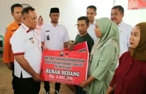 Nanang Ermanto Serahkan Bantuan Untuk 121 Rumah Terdampak Puting Beliung 