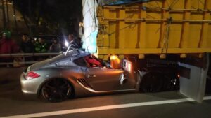 Porsche 718 Tabrak Truk: Sopir Tewas, Penumpang Shock Berat