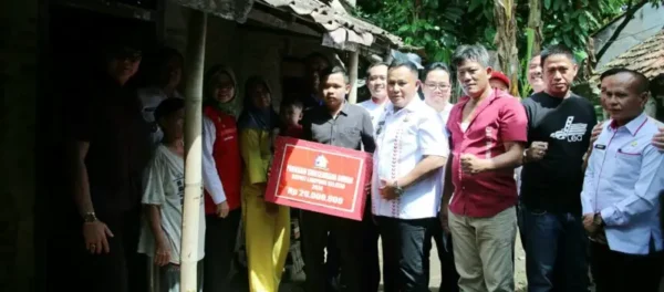 Warga Desa Negeri Pandan Terima Bantuan Bedah Rumah dari Bupati Lampung Selatan