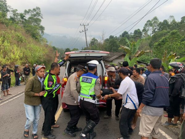 Polsek Sumber Jaya Evakuasi Korban Lakalantas Bus Ranau Indah, 1 Korban Meninggal Dunia