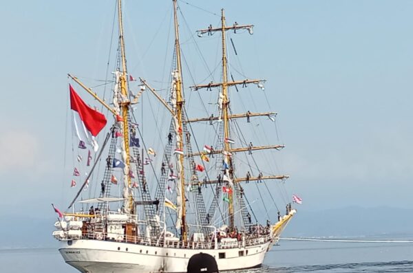 KRI Dewaruci dan Laskar Muhibah Jalur Rempah bertolak dari Bandar Lampung