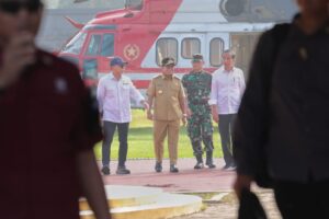 Pj. Gubernur Samsudin Sambut Kedatangan Presiden Joko Widodo di Lapangan Stadion Jati Kalianda, Lampung Selatan