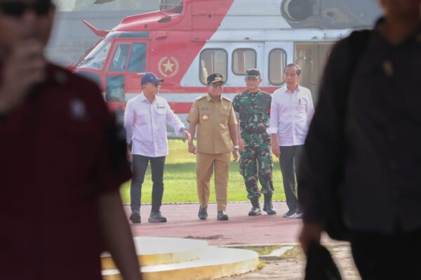 Pj. Gubernur Samsudin Sambut Kedatangan Presiden Joko Widodo di Lapangan Stadion Jati Kalianda, Lampung Selatan