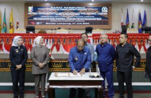 Ketua DPRD Mingrum Gumay dan Pj. Gubernur Samsudin Tandatangani Raperda Pertanggungjawaban Pelaksanaan APBD Lampung 2023