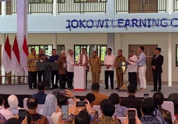 Presiden dan Mendag Didampingi Pj. Gubernur Resmikan Gedung Jokowi Learning Centre di SMA Kebangsaan Lampung Selatan