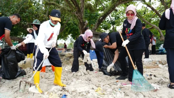 Respon Cepat Aduan Warga Soal Tumpukan Sampah, Pemkab Lampung Selatan Lakukan Aksi Gerot Wisata di Pantai Pasir Putih