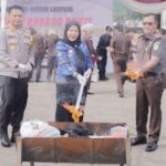 Walikota Eva Dwiana Hadiri Pemusnahan Barang Bukti Kejahatan Bersama Kejari Bandar Lampung