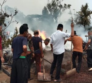 Si Jago Merah Lahap Satu Rumah di Pekon Atarbawang