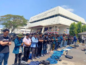 Berlatar Gedung DPRD Provinsi Lampung, Massa Aksi Laksanakan Shalat Jumat
