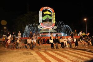 Bupati Nanang Ermanto Malam Mingguan di Bundaran Tugu Pancasila Kalianda